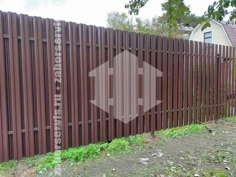 Заборы из металлического штакетника шахматка 69 метров