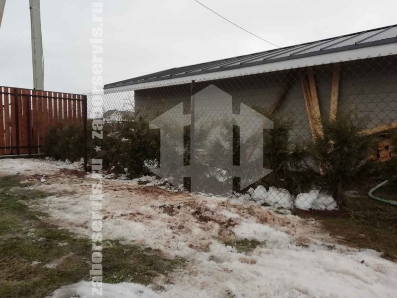 Забор из сетки рабицы в натяг с протяжкой арматуры 8 соток