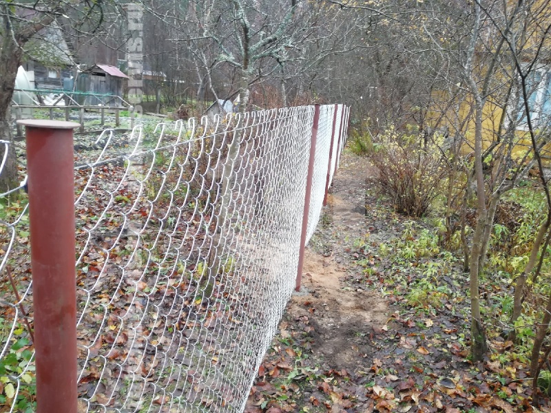 Забор из сетки рабицы в натяг с протяжкой арматуры 20 соток