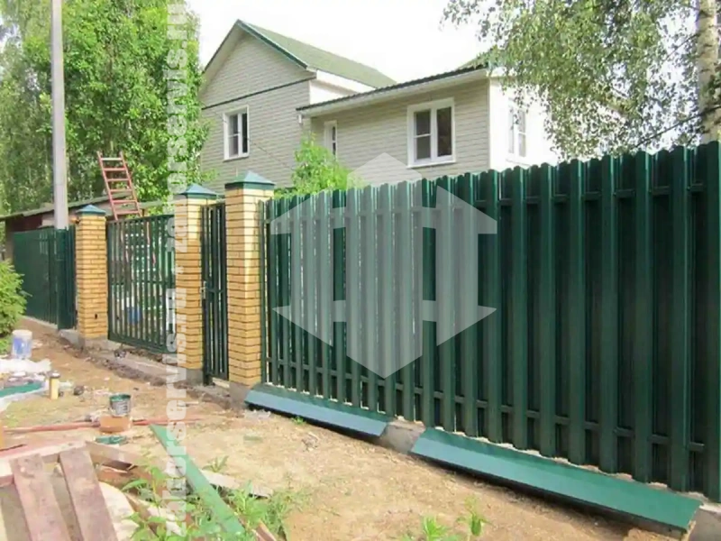 Заборы из металлического штакетника шахматка 74 метра
