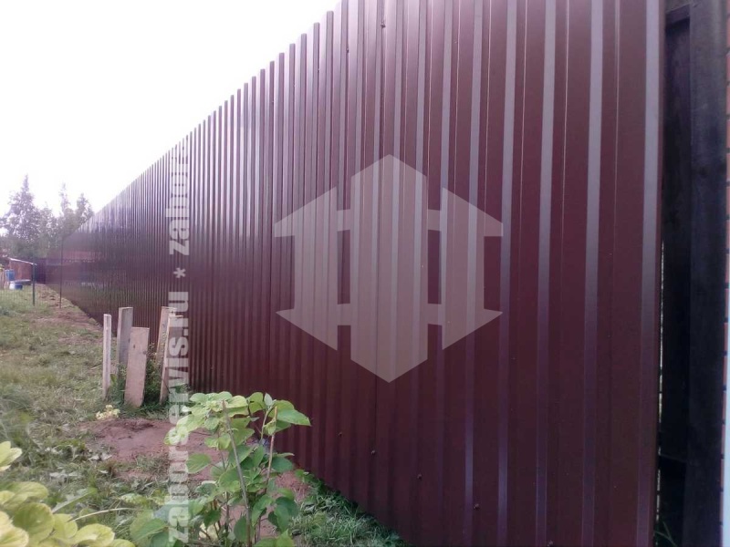 Забор из профнастила с забивными столбами 80 метров