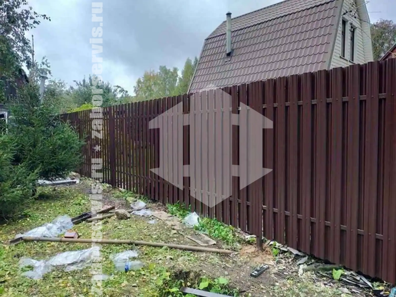 Заборы из металлического штакетника шахматка 69 метров