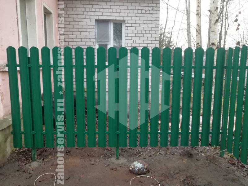 Забор из металлического штакетника зеленый