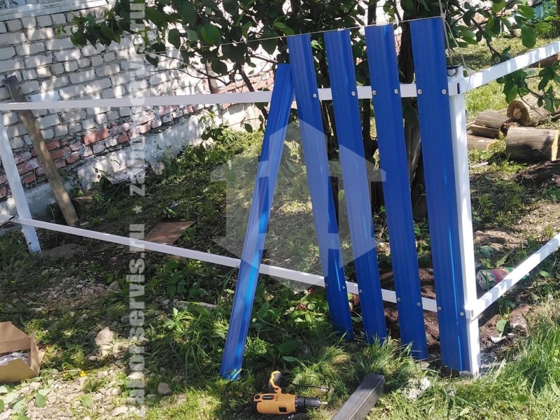 Забор из евроштакетника с бетонированием столбов 4 метра