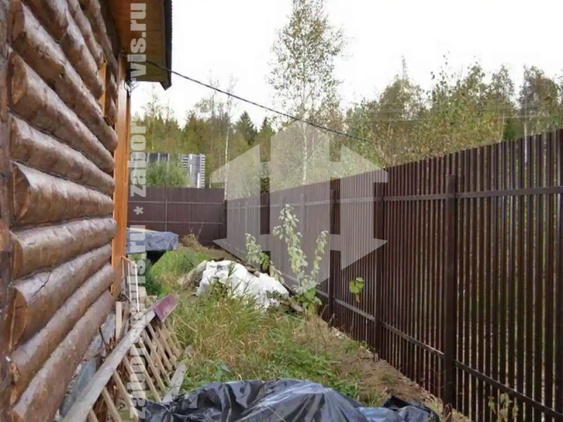 Забор из металлического штакетника коричневый 98 метров