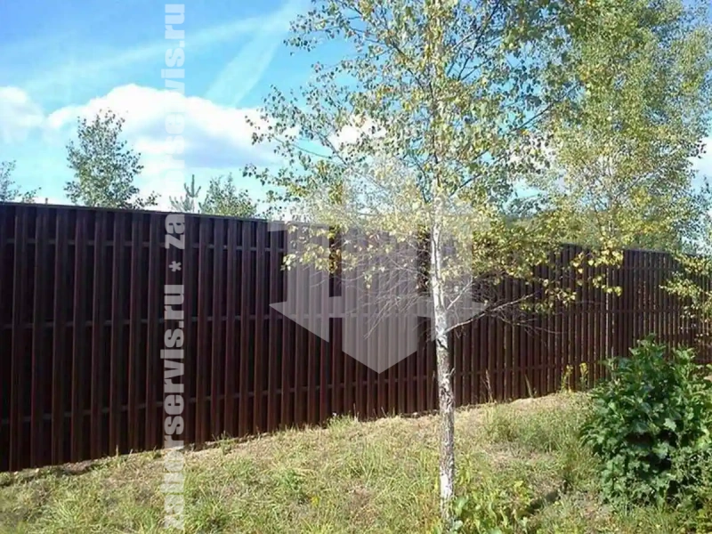 Заборы из металлического штакетника шахматка 53 метра