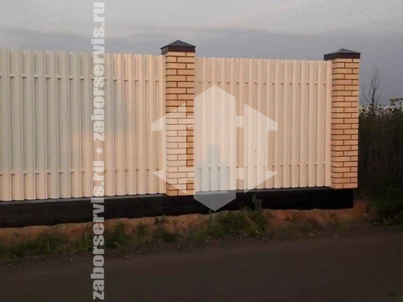 Заборы из металлического штакетника шахматка 84 метра