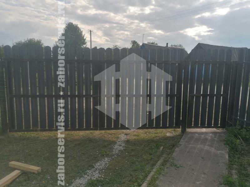 Забор из металлического штакетника на забивных столбах на 8 соток