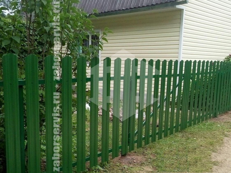 Забор из евроштакетника с забивными столбами 22 метра