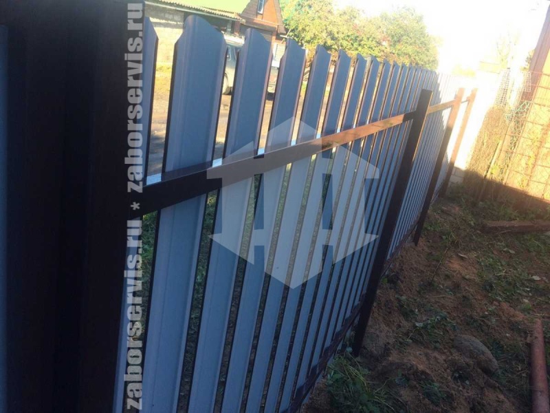 Забор из евроштакетника с забивными столбами 104 метра