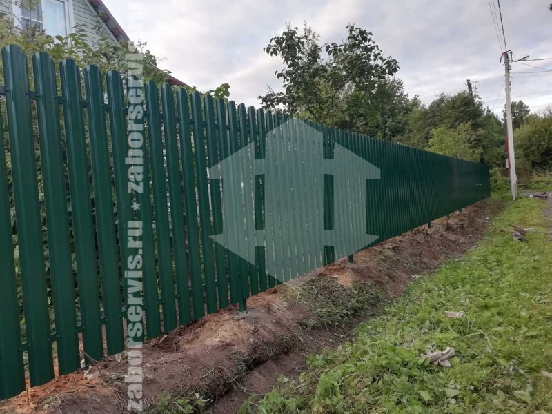 Забор из металлического штакетника для дома