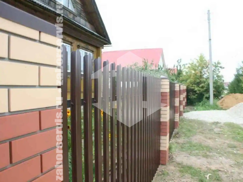 Забор из металлического штакетника с воротами 75 метров