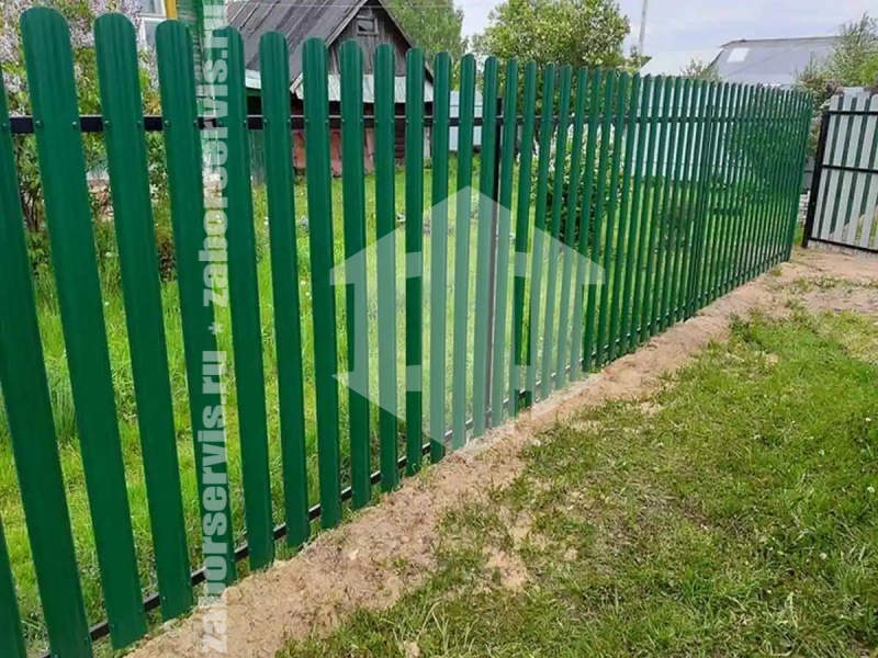 Забор из металлического штакетника с воротами 59 метров