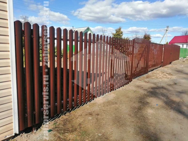 Забор из евроштакетника с утрамбовкой щебнем 162 метра