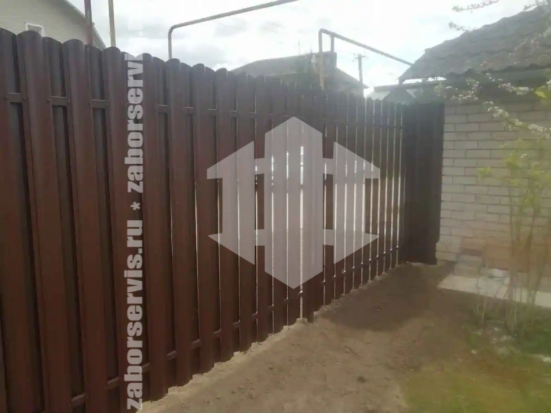 Заборы из металлического штакетника шахматка 94 метров