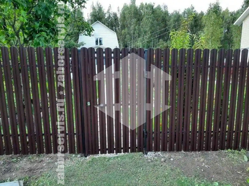 Забор из металлического штакетника с воротами 84 метра