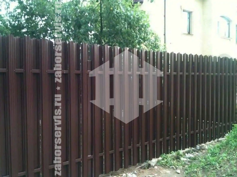 Заборы из металлического штакетника шахматка 76 метров