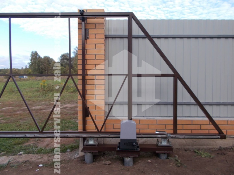 Откатные автоматические ворота на сваях