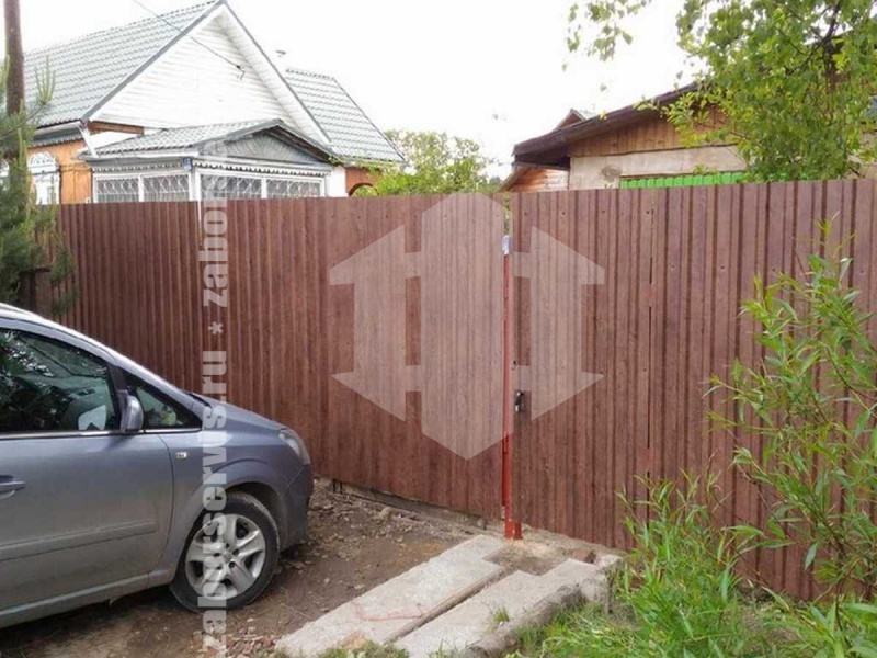 Забор из профнастила под дерево 82 метра