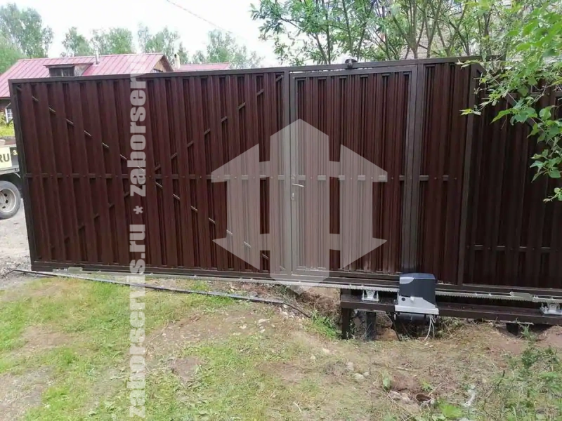 Забор из металлического штакетника с воротами 66 метров