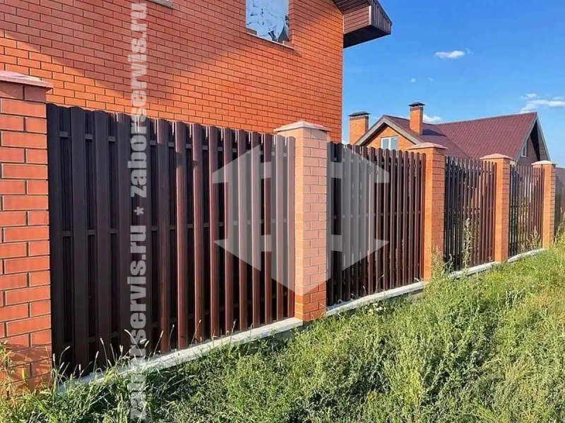 Заборы из металлического штакетника шахматка 81 метр