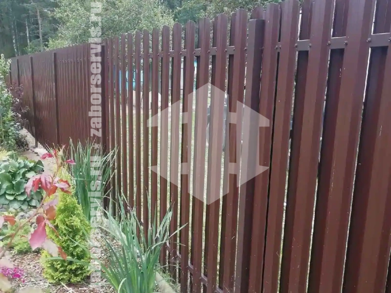 Заборы из металлического штакетника шахматка 85 метров