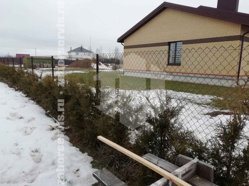 Забор из сетки рабицы в натяг с протяжкой арматуры 8 соток