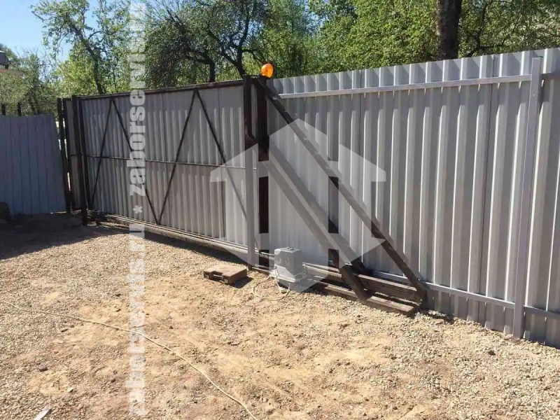 Забор из профнастила с воротам 75 метров