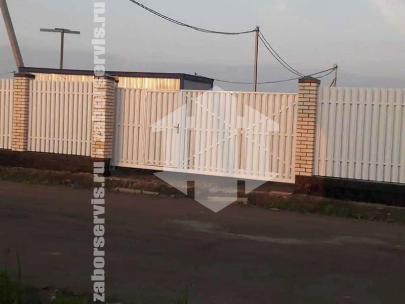 Заборы из металлического штакетника шахматка 84 метра