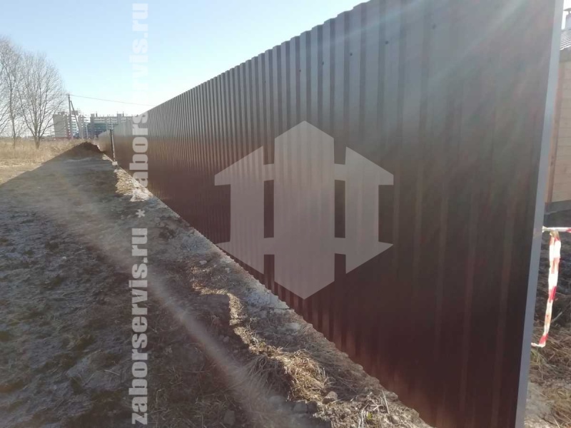 Забор из профнастила на забивных столбах на 6 соток