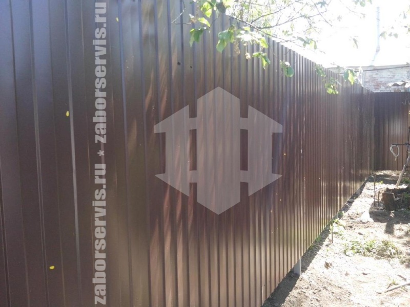 Забор из профнастила с забивными столбами 145 метров