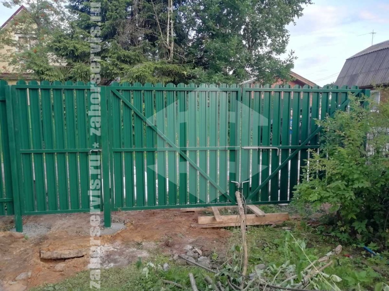 Забор из металлического штакетника для дома