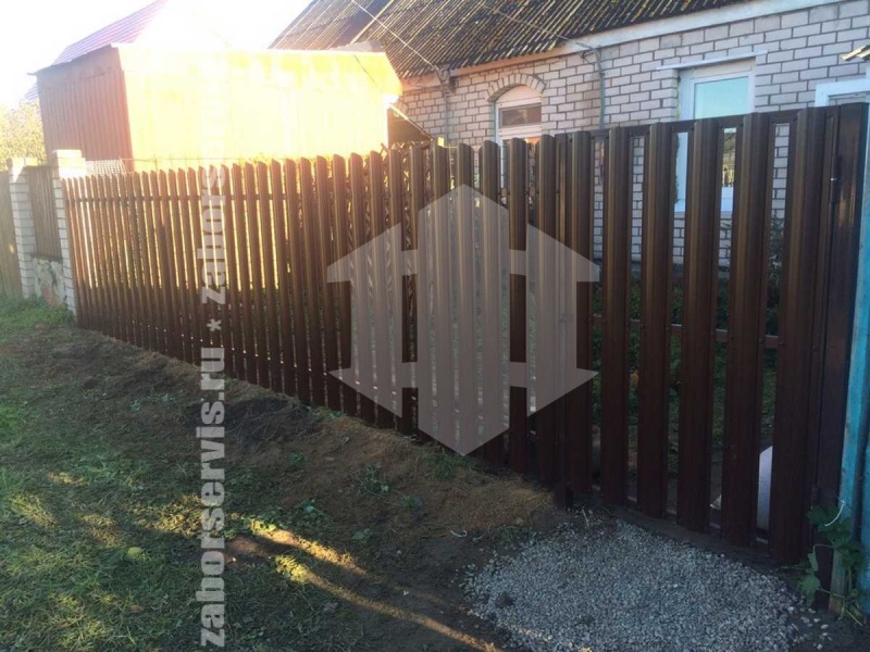 Забор из евроштакетника с забивными столбами 104 метра