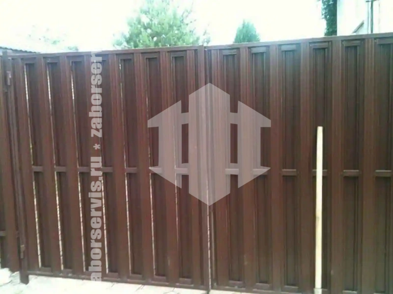 Заборы из металлического штакетника шахматка 76 метров