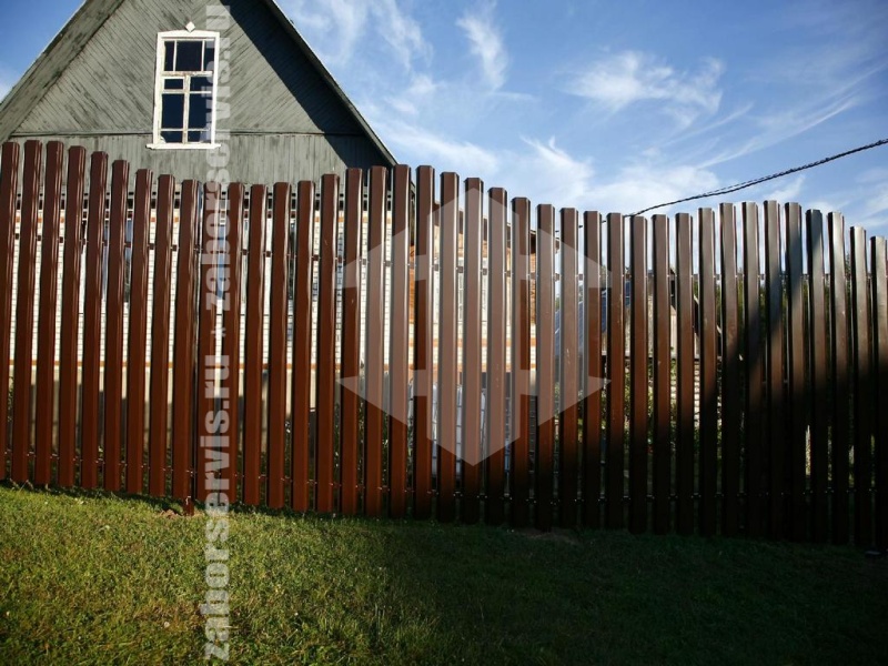Забор из евроштакетника с забивными столбами 95 метров