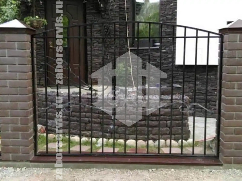 Кованый забор с кирпичными столбами 40 метров