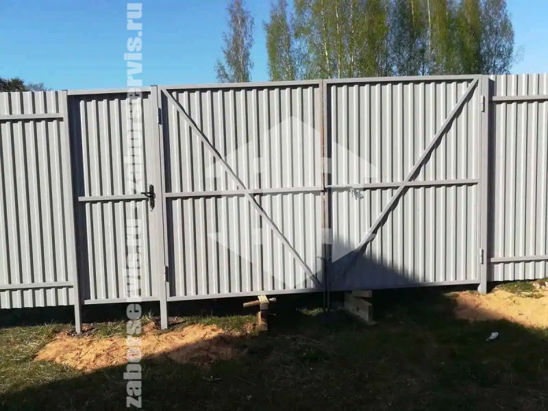 Забор из профнастила с воротам 74 метра