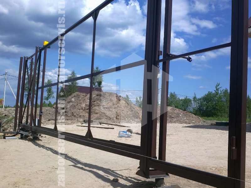 Ворота откатные автоматические из профнастила на сваях