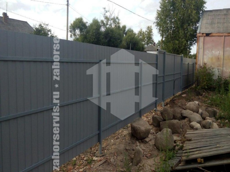 Забор из профнастила с бетонированием столбов 14 метров